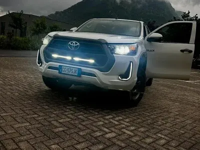 Usata Toyota HiLux 150 CV (110 kW) 2021 Bianco Pick-up