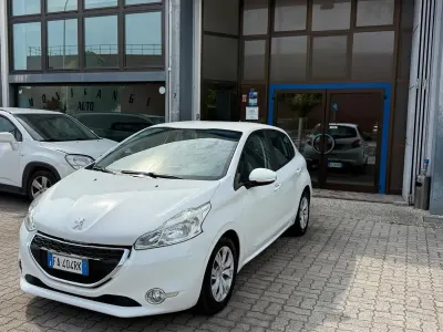 Käytetty Peugeot 208 Active 91 HP (66 kW) 2015 Valkoinen Viistoperä