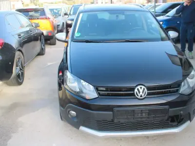 Käytetty VW Polo Cross Highline 89 HP (65 kW) 2014 Musta Viistoperä
