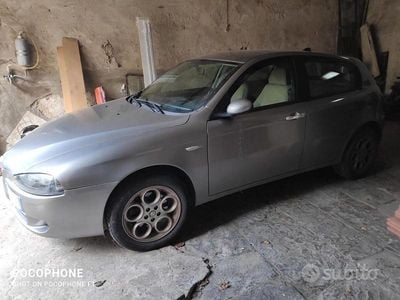Usata Alfa Romeo 147 105 CV (77 kW) 2005 Grigio Utilitaria