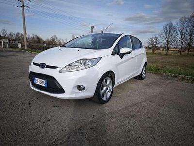 Usata Ford Fiesta Titanium 97 CV (71 kW) 2011 Bianco Utilitaria