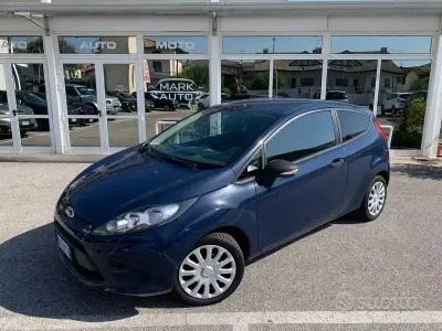 Usata Ford Fiesta 71 CV (52 kW) 2012 Bluazzurro Berlina