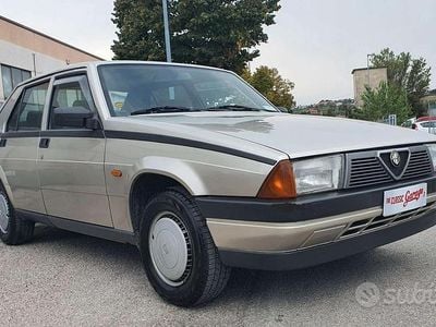 Usata Alfa Romeo 75 110 CV (80 kW) 1986 Grigio Berlina
