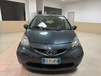 Usado Toyota Aygo Sol 68 HP (50 kW) 2007 Cinzento Citadino
