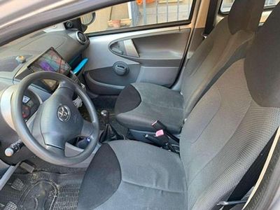 Usata Toyota Aygo 68 CV (50 kW) 2006 Argento Utilitaria