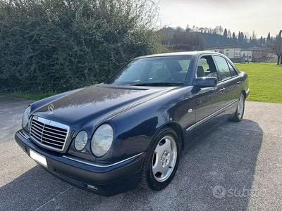 Usata Mercedes E200 Elegance 135 CV (99 kW) 1997 Blu Berlina