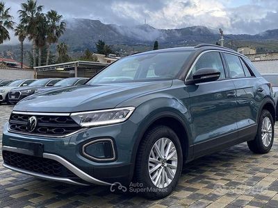 Usata VW T-Roc Life 116 CV (85 kW) 2023 Nero SUV