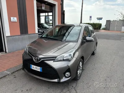 Usata Toyota Yaris Lounge 69 CV (50 kW) 2016 Grigio Berlina