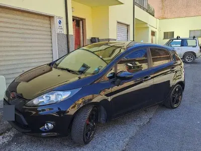 Usata Ford Fiesta 73 CV (53 kW) 2012 Nero Berlina