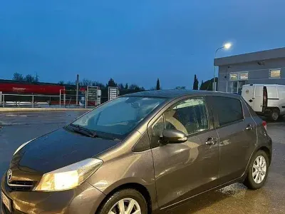 Usata Toyota Yaris 99 CV (72 kW) 2012 Grigio Utilitaria