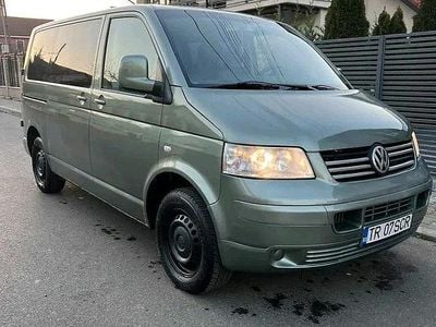 Begagnad VW Caravelle 174 HK (127 kW) 2005 Grön Van