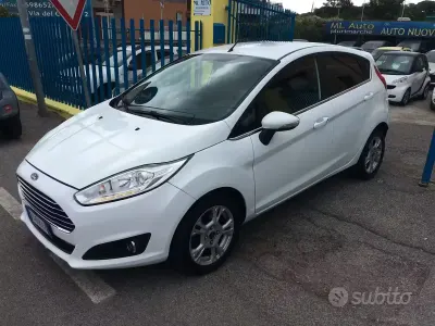 Usata Ford Fiesta Titanium 95 CV (69 kW) 2016 Bianco Utilitaria