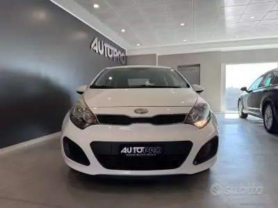 Usata Kia Rio LX 85 CV (62 kW) 2013 Bianco Berlina