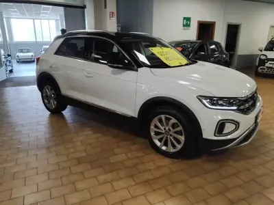 Käytetty VW T-Roc Style 150 HP (110 kW) 2023 Valkoinen Katumaasturi