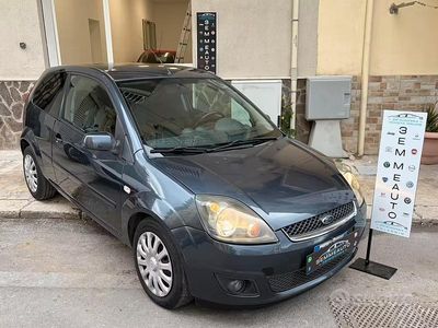 Usata Ford Fiesta 70 CV (51 kW) 2007 Grigio Utilitaria