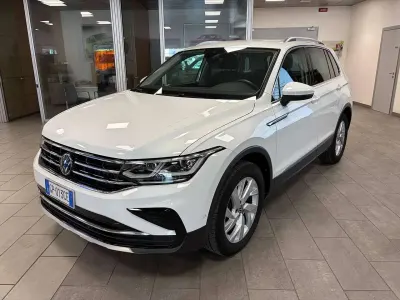 Usata VW Tiguan Elegance 150 CV (110 kW) 2023 Bianco pastello SUV