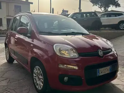 Usata Fiat Panda Lounge 69 CV (50 kW) 2014 Rosso Utilitaria