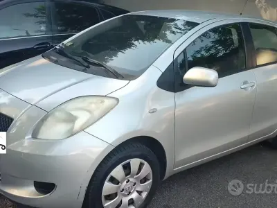 Usata Toyota Yaris Sol 69 CV (50 kW) 2007 Grigio Utilitaria