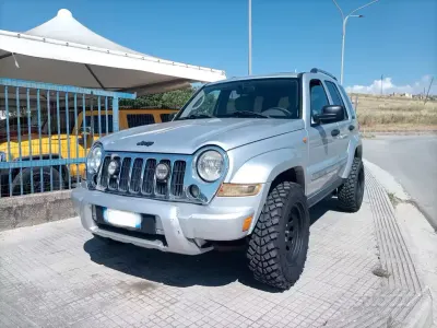 Usata Jeep Cherokee 163 CV (119 kW) 2006 Grigio SUV