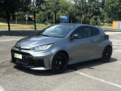 Usata Toyota Yaris 280 CV (205 kW) 2024 Grigio Utilitaria