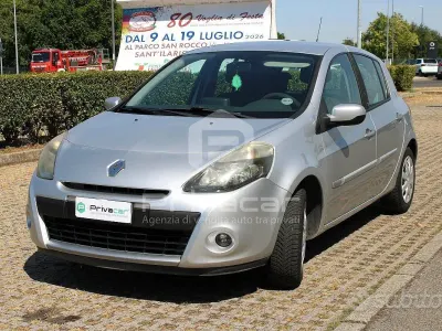 Usata Renault Clio Dynamique 75 CV (55 kW) 2010 Grigio Utilitaria