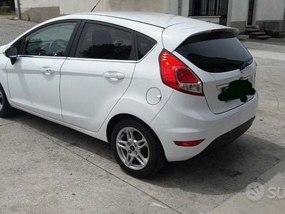 Usata Ford Fiesta 53 CV (38 kW) 2014 Bianco Utilitaria