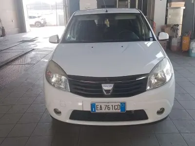 Usata Dacia Sandero Ambiance 75 CV (55 kW) 2010 Berlina
