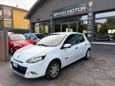 Usata Renault Clio II Dynamique 72 CV (52 kW) 2009 Bianco Berlina