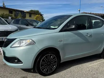Usata Lancia Ypsilon 69 CV (50 kW) 2024 Blu/azzurro Utilitaria