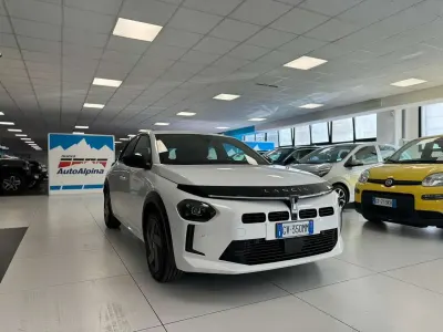 Nuova Lancia Ypsilon 99 CV (72 kW) 2026 Blu lancia con tetto nero Utilitaria