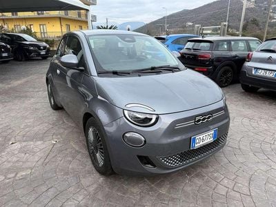 Usata Fiat 500e Icon 42 kW (58 CV) 2020 Grigio pungente Utilitaria
