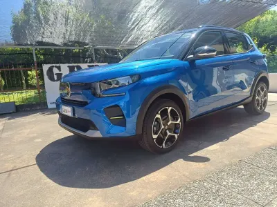 Nuova Citroën C3 PureTech 101 CV (74 kW) 2026 Blu tetto nero SUV