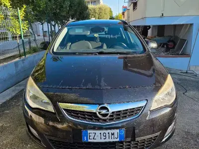 Usata Opel Astra Cosmo 110 CV (80 kW) 2012 Nero Station wagon