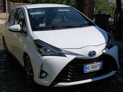 Usata Toyota Yaris Hybrid Active 73 CV (53 kW) 2020 Bianco Utilitaria