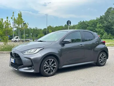 Usata Toyota Yaris Hybrid Lounge 92 CV (67 kW) 2022 Grigio Berlina