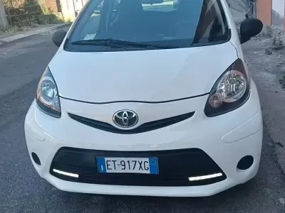 Usata Toyota Aygo Connect Style 68 CV (50 kW) 2013 Bianco Utilitaria
