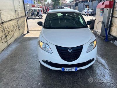 Usata Lancia Ypsilon 80 CV (58 kW) 2014 Bianco Utilitaria