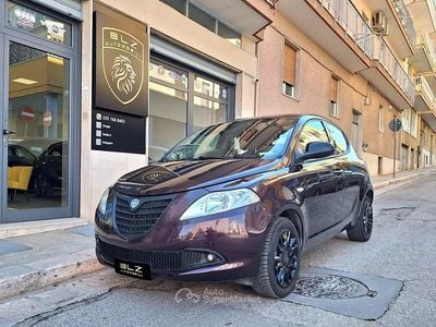 Begagnad Lancia Ypsilon Gold 69 HK (50 kW) 2014 Lila Halvkombi