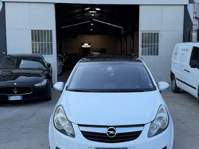 Usata Opel Corsa Enjoy 90 CV (66 kW) 2009 Bianco Utilitaria