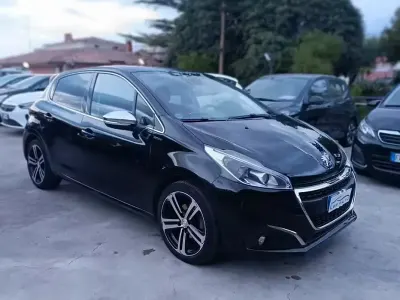 Usata Peugeot 208 GT-line 100 CV (73 kW) 2016 Nero Utilitaria
