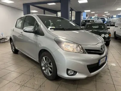 Second-hand Toyota Yaris Lounge 69 CP (50 kW) 2014 Argintiu Hatchback
