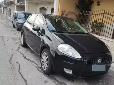 Usata Fiat Grande Punto 90 CV (66 kW) 2006 Bluazzurro Utilitaria