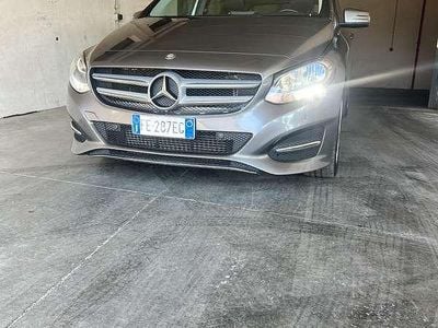 Usata Mercedes B180 109 CV (80 kW) 2016 Grigio Monovolume