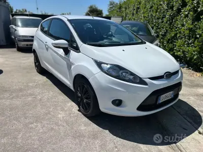 Usata Ford Fiesta Titanium 82 CV (60 kW) 2009 Bianco Berlina