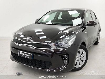 Usata Kia Rio Active 84 CV (61 kW) 2018 Marrone Berlina