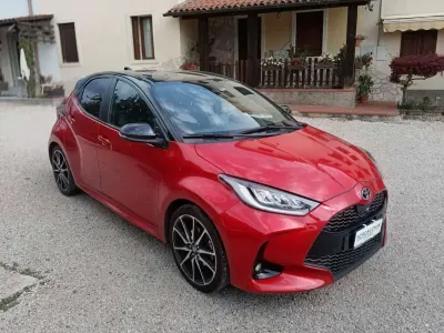 Usata Toyota Yaris Hybrid Sport 116 CV (85 kW) 2022 Emotional red Berlina