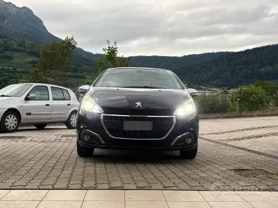 Usata Peugeot 208 Allure 75 CV (55 kW) 2017 Nero Utilitaria