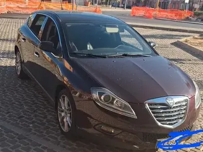 Usata Lancia Delta 120 CV (88 kW) 2011 Viola Utilitaria