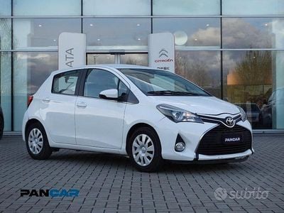 Usata Toyota Yaris Cool 69 CV (50 kW) 2015 Bianco Utilitaria