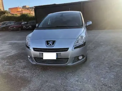 Usata Peugeot 5008 Active 111 CV (81 kW) 2011 Argento Monovolume